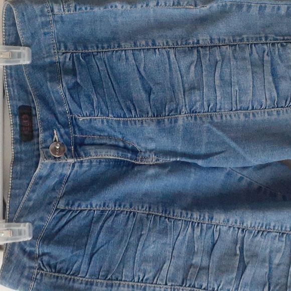 Women GLO Ruffled Y2K Capri Jeans - Picture 4 of 4